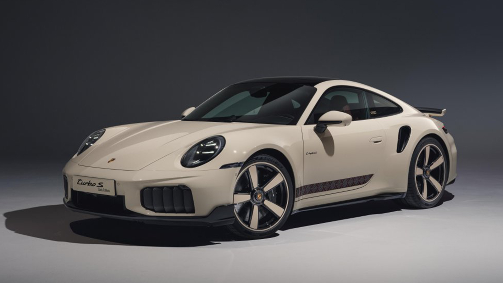 H Porsche 911 Turbo S Sadu Edition για τα 70 χρόνια της Porsche στο Κουβέιτ.